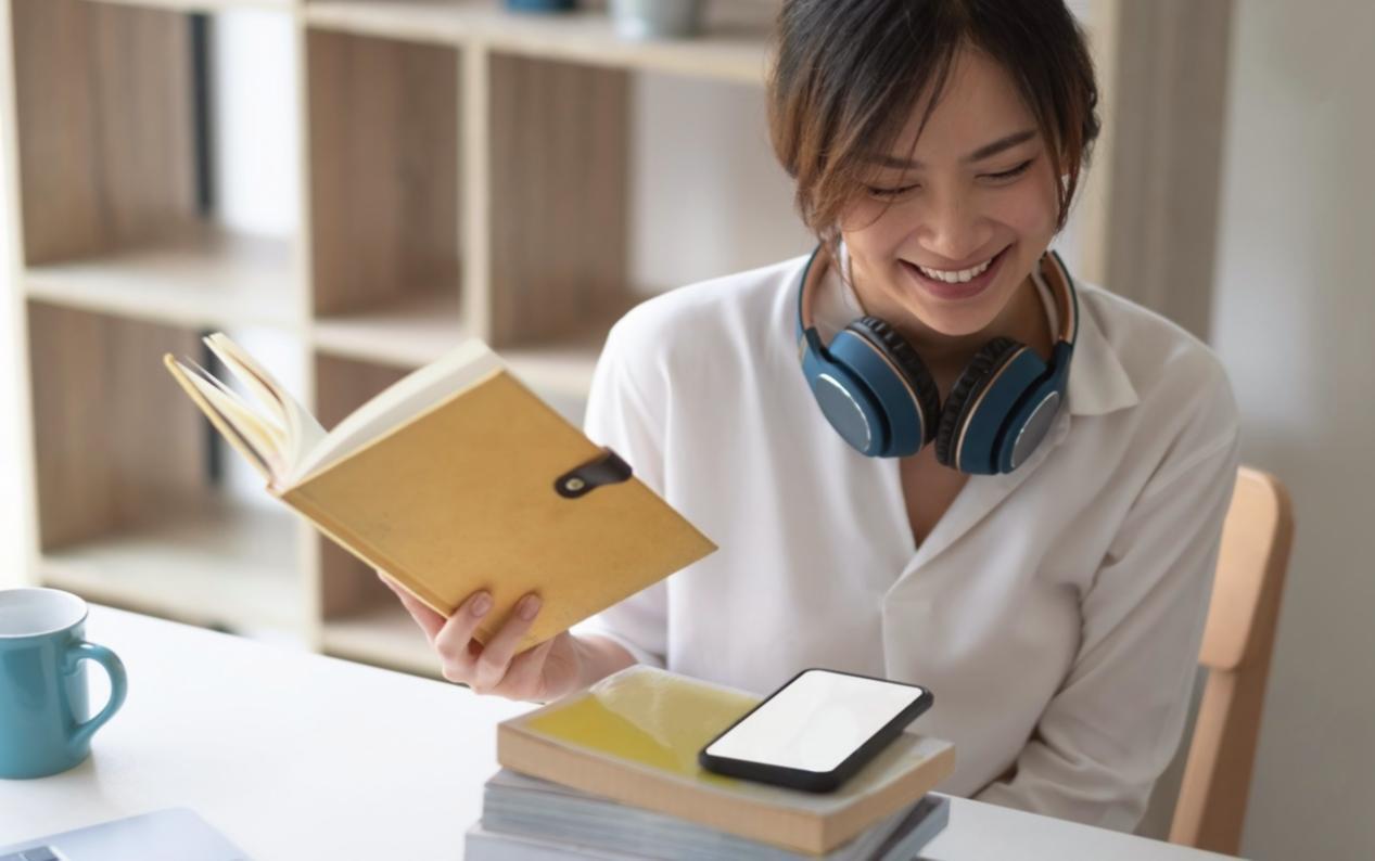 Steuerberatung Arbeitsplatz mit Dokumenten und digitalen Tools